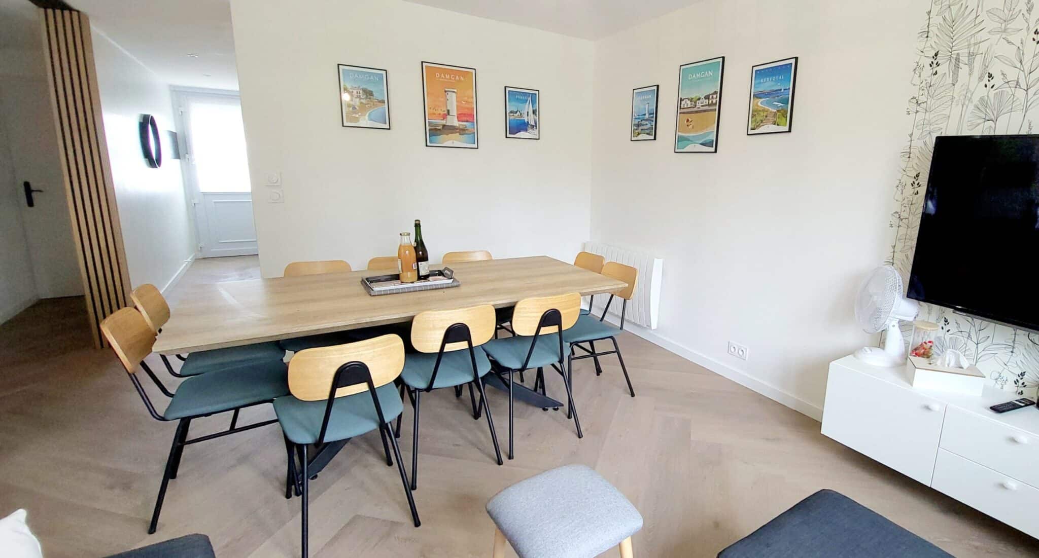 La table de la salle à manger de la maison des vignerons damgan