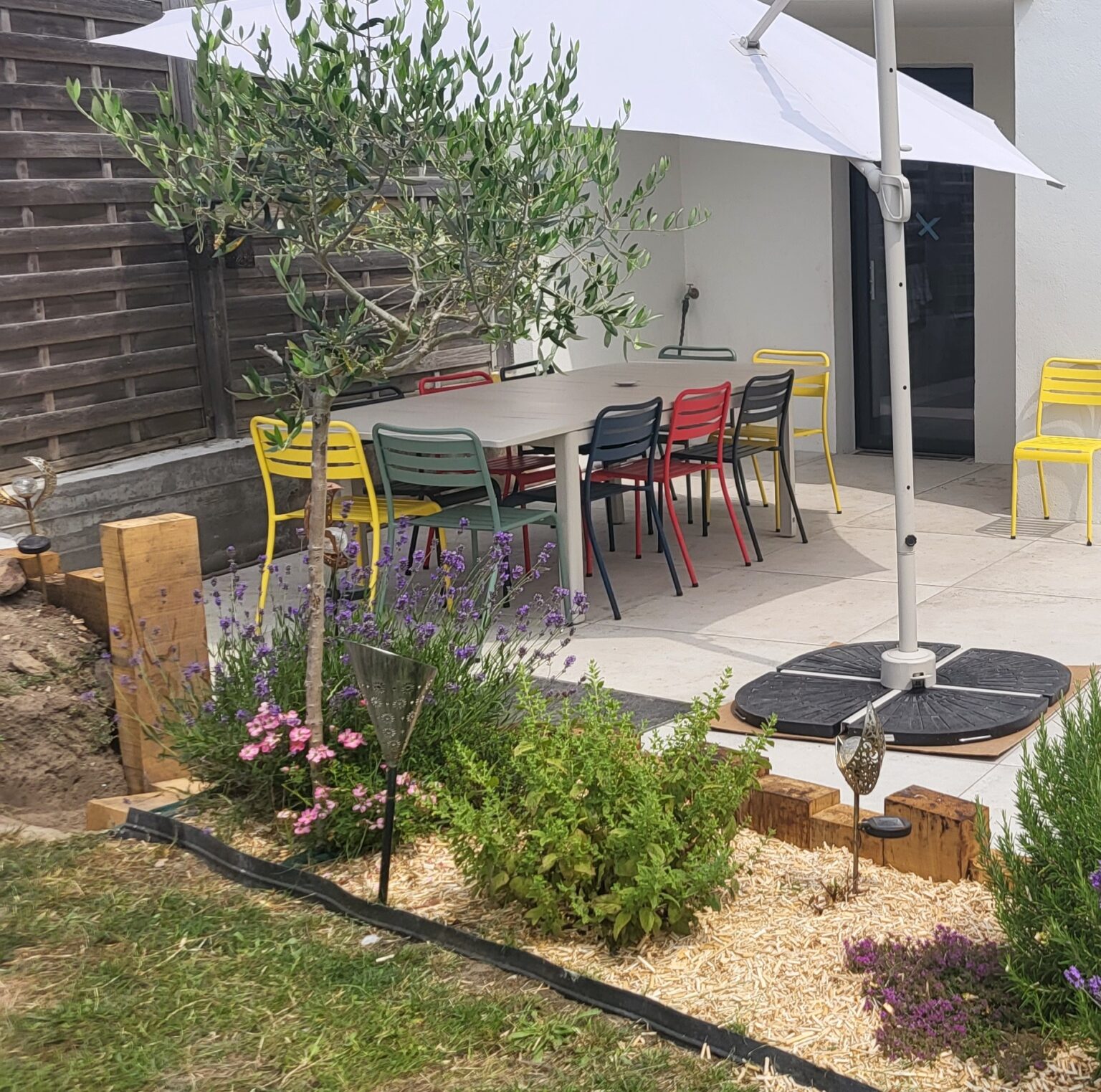Coin-repas-sur-la-terrasse-2-La-Maison-des-Vignerons.jpg